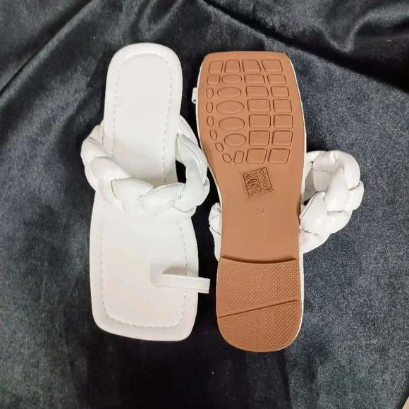 White flat open toe sandal size European 37 - Picture 2 of 8
